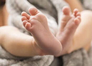 O teste do pezinho, ou triagem neonatal, é capaz de detectar precocemente doenças metabólicas, genéticas, endócrinas e infecciosas em bebês recém-nascidos
Mike Kemp/GettyImages