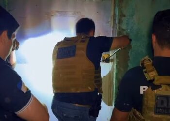 Policiais civis cumprindo mandado de busca na casa de suspeito em Palmas — Foto: Polícia Civil/Divulgação