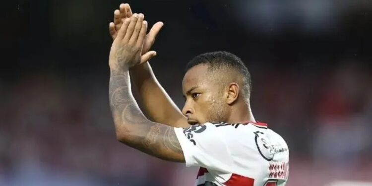 Dirigente do São Paulo diz que empresário dificulta renovação com lateral