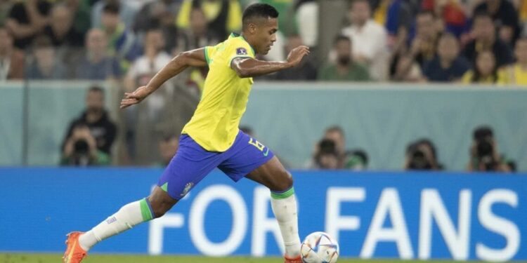 Diretor do São Paulo admite interesse em ex-lateral da Seleção Brasileira