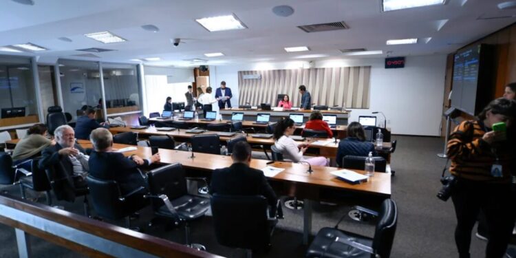 Comissão do Senado aprova tipificar crime de apologia à ditadura