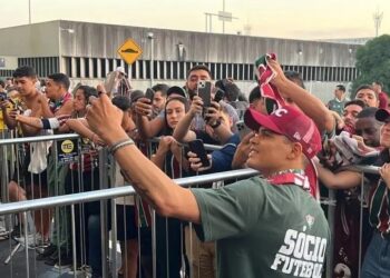 Thiago Silva é recebido com festa da torcida do Fluminense Matheus Dantas / Itatiaia