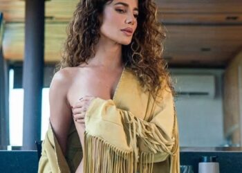 Paula Fernandes faz ensaio sensual e fala de fase mais madura na carreira Crédito: Reprodução/Instagram