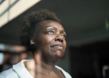 Estudo mostra que mulheres sofrem mais, ao longo da vida, com condições como dores musculoesqueléticas, sintomas depressivos e de ansiedade FG Trade/GettyImages