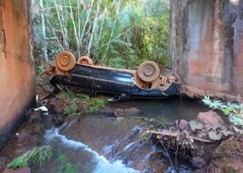 Veículo caiu da ponte na zona rural de Guaraí — Foto: Divulgação/ Bombeiros