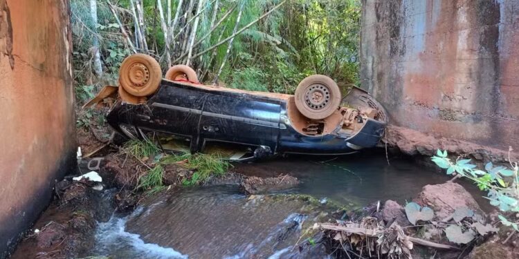 Adolescente morre após carro cair de ponte, e motorista é preso suspeito de dirigir bêbado, diz polícia