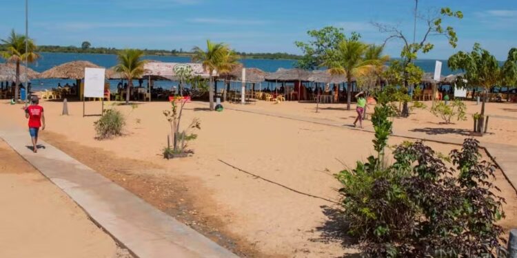 Telas de proteção de praias começam a receber manutenção após ataques de piranhas a banhistas