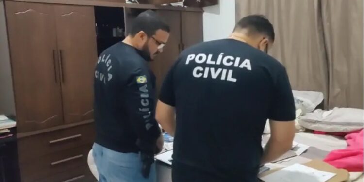 Agentes da Polícia Civil cumprindo mandado durante operação — Foto: Polícia Civil/Divulgação