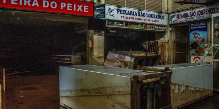 Água da enchente invadiu lojas do Mercado Público de Porto Alegre (RS)
Evandro Leal/Enquadrar/Estadão Conteúdo