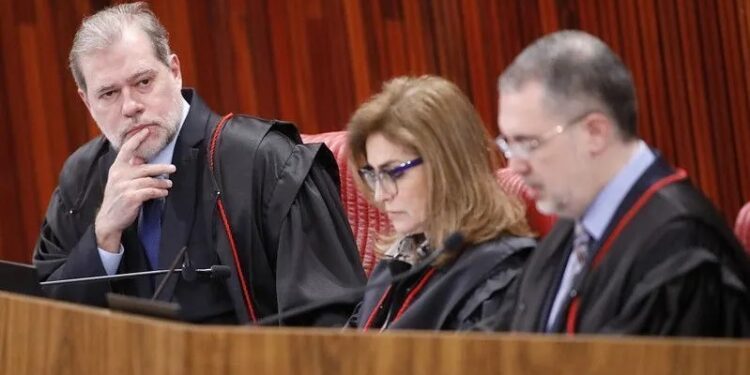 O ministro Dias Toffoli participou, como substituto, de sessão do TSE