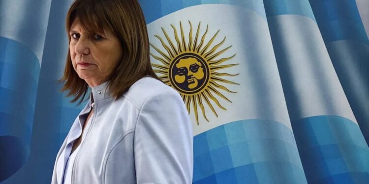 Patricia Bullrich concede entrevista em Buenos Aires