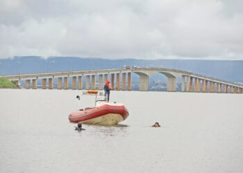 Bombeiros procurando vítima de afogamento no Lago de Palmas — Foto: Divulgação/Corpo de Bombeiros