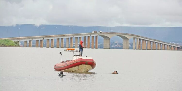 Bombeiros procurando vítima de afogamento no Lago de Palmas — Foto: Divulgação/Corpo de Bombeiros