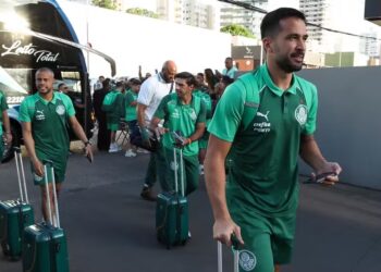 Luan durante desembarque do Palmeiras — Foto: Cesar Greco