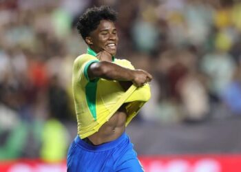 Endrick comemorando o gol da vitória do Brasil sobre o México em amistoso Omar Vega/Getty Images