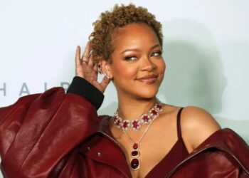 Rihanna mostra cabelo natural em evento de sua marca de beleza
Kayla Oaddams/WireImage