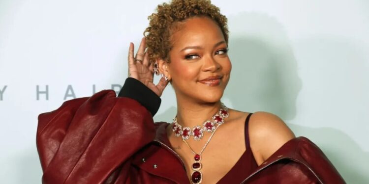 Rihanna mostra cabelo natural em evento de sua marca de beleza
Kayla Oaddams/WireImage