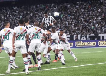 Angolano Bastos sobe sozinho para marcar o gol da vitória do Botafogo sobre o Fluminense Rodrigo Ferraz/ZIMEL PRESS