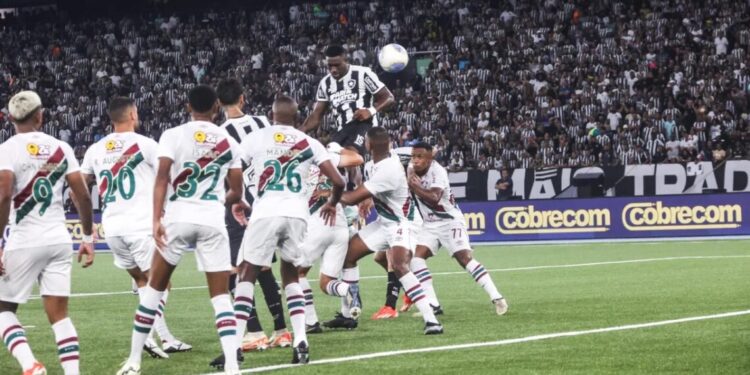 Botafogo domina Fluminense, vence e assume liderança provisória do Brasileirão