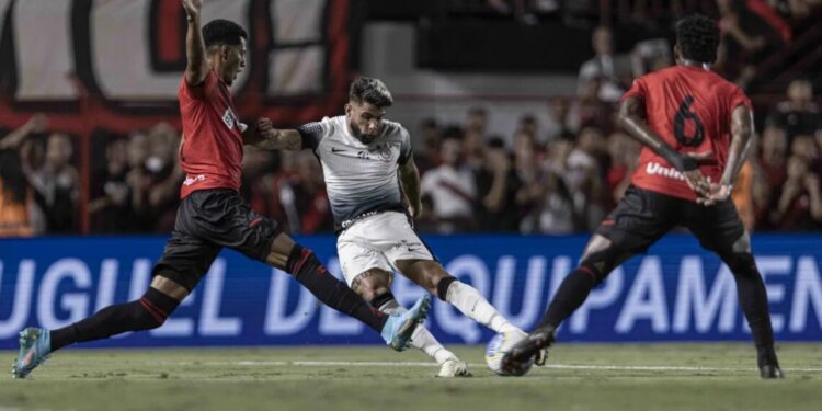 Com um a menos, Corinthians cede empate para o Atlético-GO pelo Brasileirão