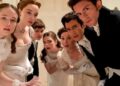 Produção da Netflix, a história é baseada na série de livros escritos por Julia Quinn, que possuem nove histórias, sendo oito delas focadas em cada um dos irmãos Bridgerton e a última em Violet, mãe do personagens Crédito: Divulgação/Netflix