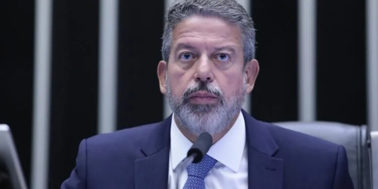 Lira adia análise de urgência do aborto e prioriza projeto para punir deputados por quebra de decoro