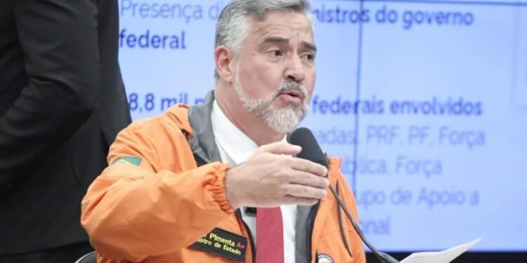 “Lamento o senhor olhar para essa jaqueta e dizer que ela é patética", disse Pimenta