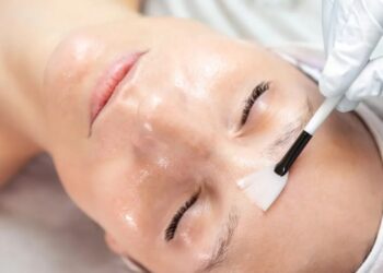 Peeling de fenol é um procedimento que utiliza ácido para rejuvenescer a pele e tem recuperação dolorosa
Kyryl Gorlov/GettyImages