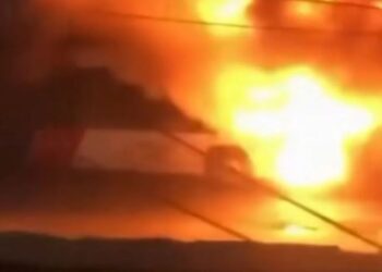 ônibus incendiado em Salvador após confronto com a PM Reprodução/redes sociais