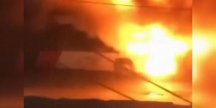 Ônibus é incendiado após confronto da PM com criminosos em Salvador