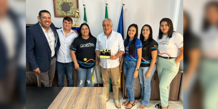 Prefeitura de Lajeado recebe troféu em reconhecimento ao excelente trabalho prestado na gestão pública