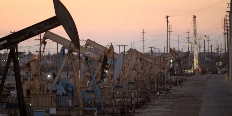 Petróleo avança quase 1% com tensão no Oriente Médio e pressão do Fed