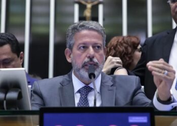 Versão original previa que a Mesa Diretora da Casa - sob o poder da presidência, hoje de Lira - pudesse suspender cautelarmente o mandato de um deputado que infringisse o Código de Ética