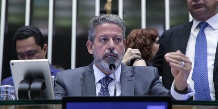 Versão original previa que a Mesa Diretora da Casa - sob o poder da presidência, hoje de Lira - pudesse suspender cautelarmente o mandato de um deputado que infringisse o Código de Ética