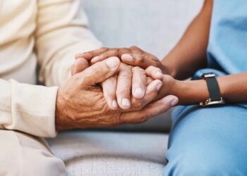 O envelhecimento é um fator de risco para o desenvolvimento de câncer
PeopleImages/GettyImages