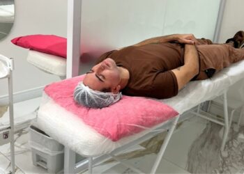 Vítima durante o procedimento "peeling de fenol" Crédito: Arquivo pessoal