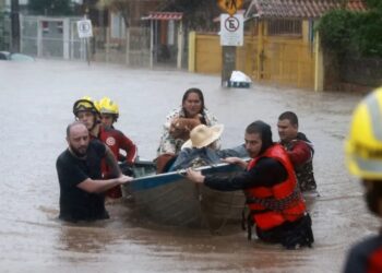Diversas famílias ficaram desabrigadas no RS após enchentes e precisaram ser socorridas para abrigos