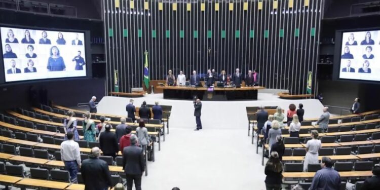 Projeto que equipara pena do aborto até 22 semanas de gestação ao de homicídio simples prevê até 20 anos de prisão