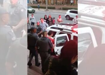 Momento da prisão em flagrante do autor da agressão contra idoso em Santos (SP) Reprodução/Vivendo na Baixada