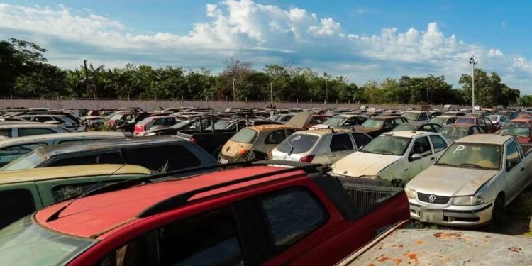 Mais de 2,1 mil veículos apreendidos podem ir a leilão se não forem retirados de pátio; veja lista