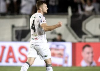 William Machado comemora o gol da vitória do Operário-PR sobre o Santos pela Série B