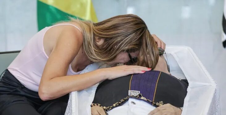 Entenda por que corpo do cantor Nahim foi velado no chão