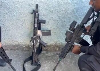 Polícia do Rio encontra arma de guerra em Operação na Vila Kennedy Reprodução / PMERJ