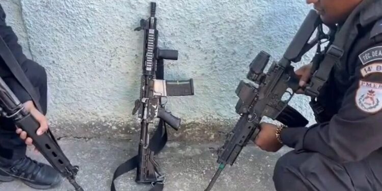 Polícia do Rio encontra arma de guerra em Operação na Vila Kennedy
Reprodução / PMERJ