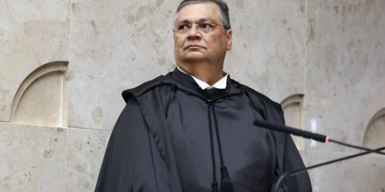 Ter uma bicicleta, colocar um isopor nas costas e sair pedalando não é empreendedorismo, diz Dino