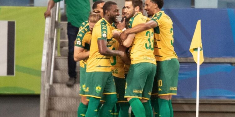 Jogadores do Cuiabá comemoram um dos gols da vitória sobre o Fortaleza
Divulgação/Twiiter/Brasileirão Betano