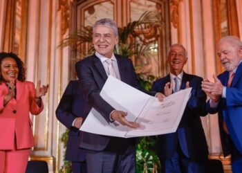 Chico Buarque recebendo o Prêmio Camões Ricardo Stuckert