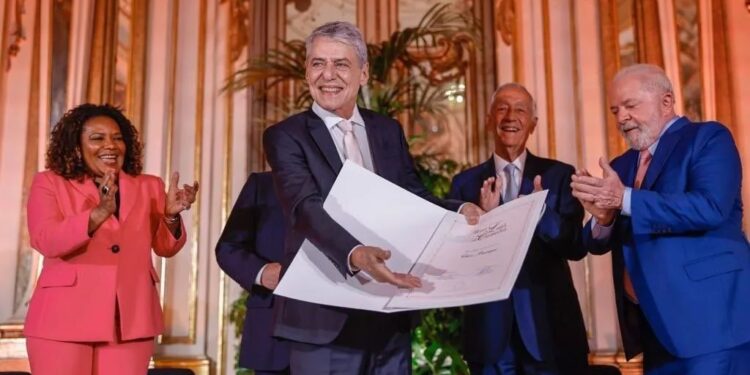 Chico Buarque recebendo o Prêmio Camões
Ricardo Stuckert