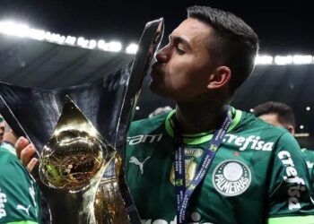Dudu comemora a conquista do Campeonato Brasileiro após jogo contra o Cruzeiro no Mineirão

Crédito: Cesar Greco/Palmeiras