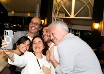 Theo Bial recebe família e amigos após show Crédito: Foto: Delson Silva/ AGNEWS